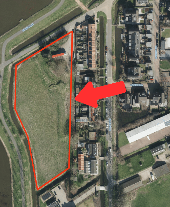 Luchtfoto met in rood omcirkeld het plangebied achter de Noordersingel 43 t/m 85, waar de gemeente het project Noordeinde 1 wil realiseren.